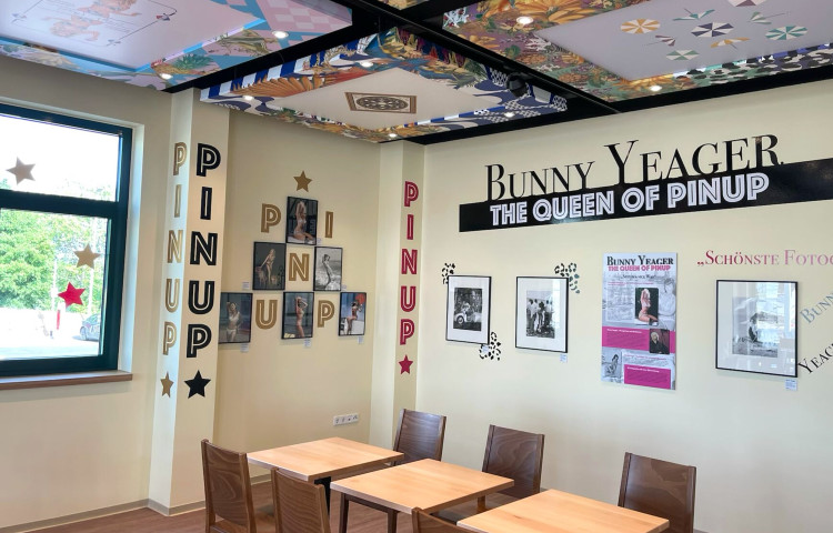 Auch in der Innengestaltung des Autohofes entwickelt die 24-Gruppe stetig neue Ideen – Zum Start zeigt der 24-TOTAL Autohof Wörrstadt eine Ausstellung über Pin-Up-Ikone Bunny Yeager.